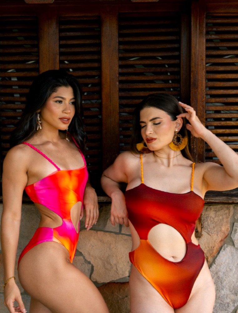 Dos modelos con trajes de baño de colores para una marca de moda