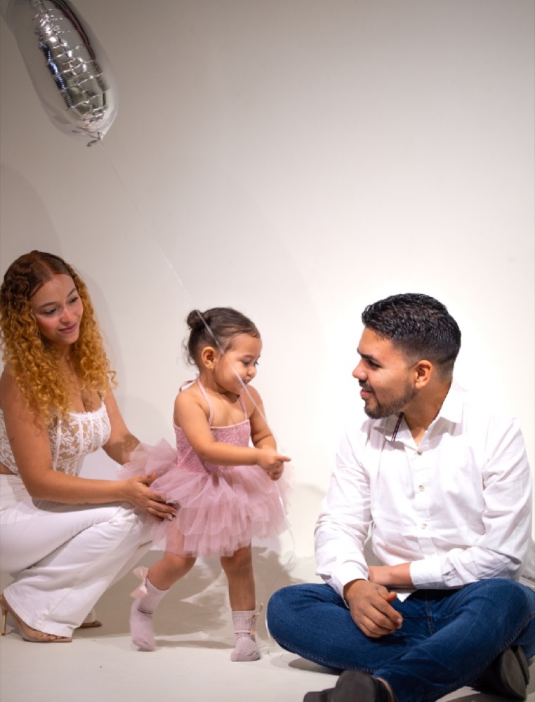 Sesión familiar en studio con una niña con tutú rosado
